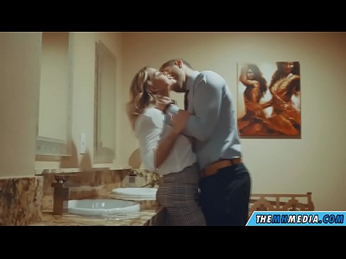 ❤️ Wakati blonde mwenye busty anakutongoza kwenye choo cha umma Ponografia kali ️❤